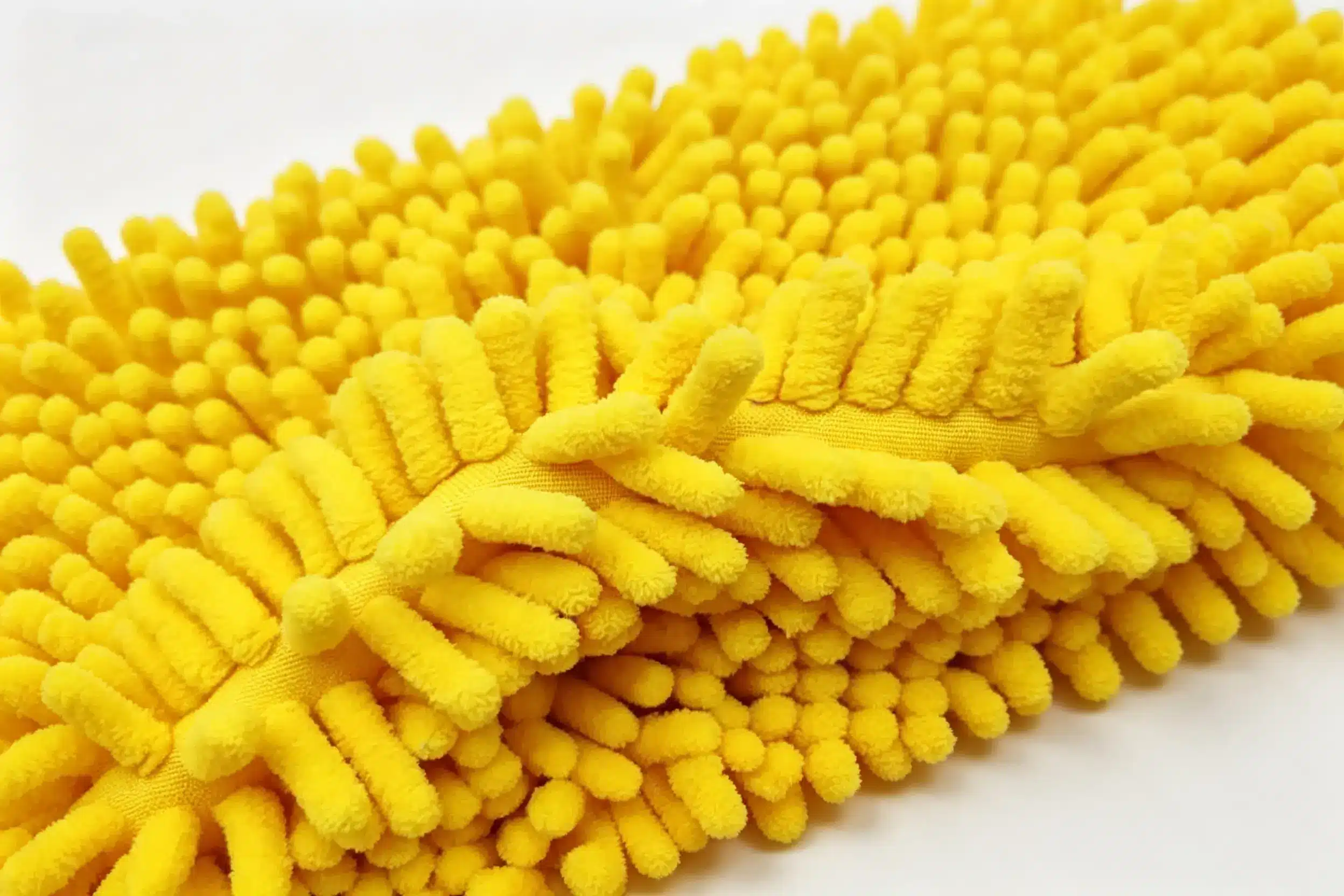 an illustration showing the structure of chenille fabric vs flat microfiber
